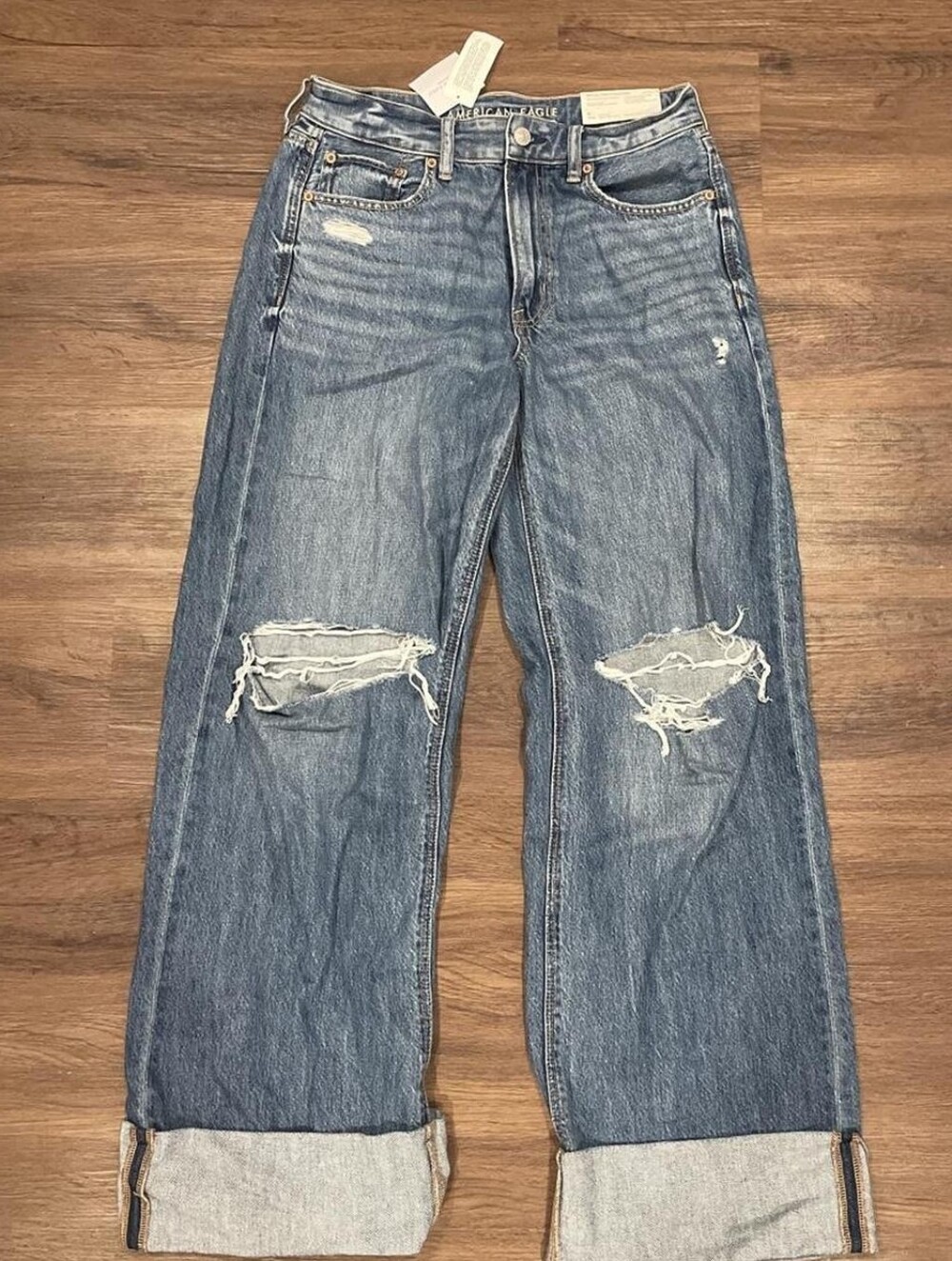 American Eagle High Waisted Medium Wash Cuffed Baggy Jeans